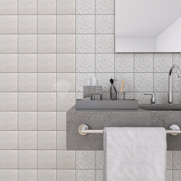 Bagno moderno con rivestimento in gres porcellanato tinta unita, collezione origini di self style by keradom. 15x15 colore cloud