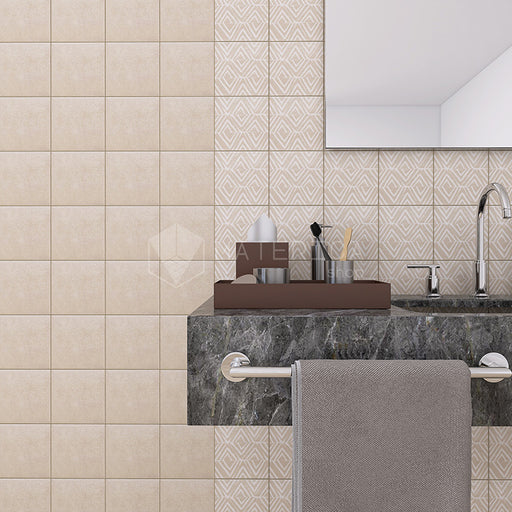 Dettaglio bagno moderno con rivestimento in gres porcellanato decorato, collezione origini di self style by keradom. decoro dinka 15x15 colore sand