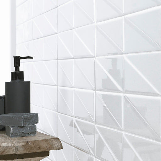 Dettaglio piastrella da rivestimento effetto mattoncino Lucido 7,5x30, con decoro geometrico a rilievo, colore Bright White, collezione Outfit di ceramica Settecento