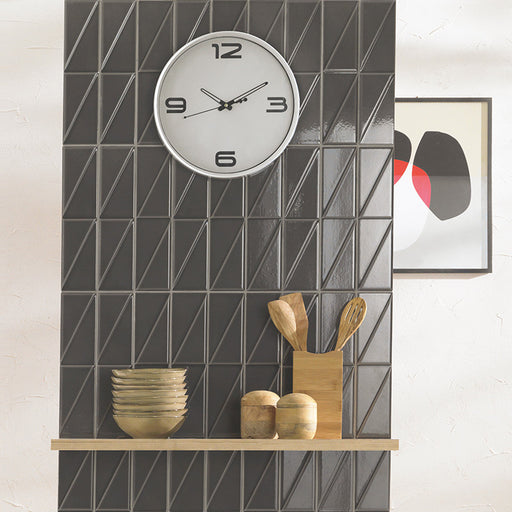 Dettaglio piastrella da rivestimento in effetto mattoncino Lucido 7,5x30, con decoro geometrico a rilievo, colore Charcoal, collezione Outfit di ceramica Settecento