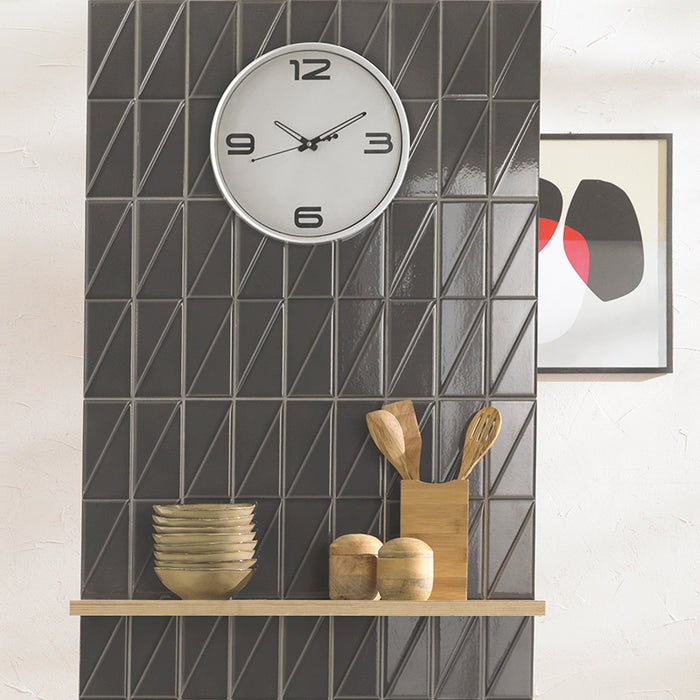 Dettaglio piastrella da rivestimento in effetto mattoncino Lucido 7,5x30, con decoro geometrico a rilievo, colore Charcoal, collezione Outfit di ceramica Settecento