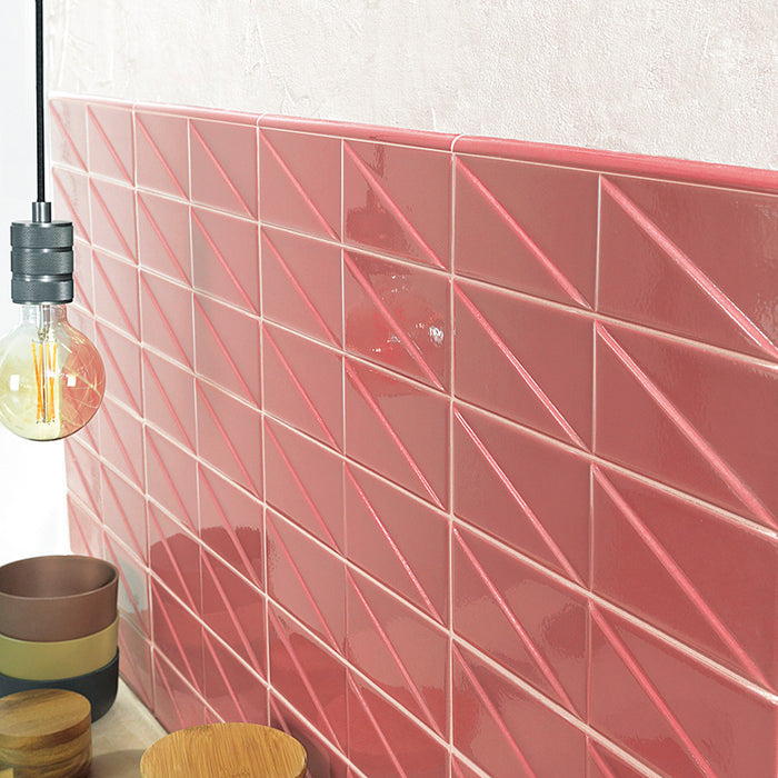 Dettaglio piastrella da rivestimento in effetto mattoncino Lucido 7,5x30, con decoro geometrico a rilievo, colore Scarlet, collezione Outfit di ceramica Settecento