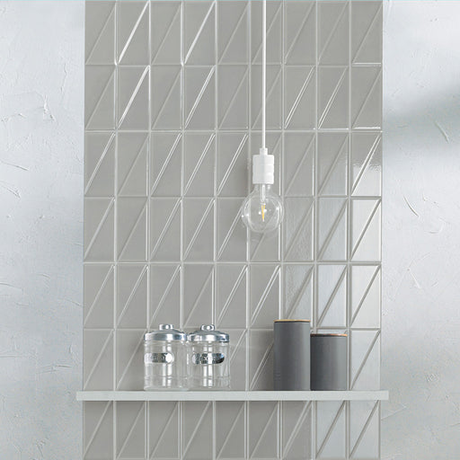 Dettaglio piastrella da rivestimento in effetto mattoncino Lucido 7,5x30, con decoro geometrico a rilievo, colore Smoke, collezione Outfit di ceramica Settecento