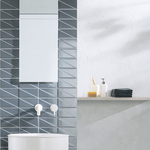 Dettaglio piastrella da rivestimento in effetto mattoncino Lucido 7,5x30, con decoro geometrico a rilievo, colore Storm, collezione Outfit di ceramica Settecento