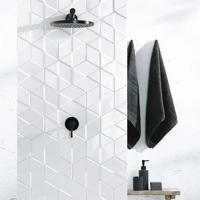 Dettaglio piastrella da rivestimento in formato esagonale Lucido 15x18, con decoro geometrico a rilievo, colore Bright White, collezione Outfit di ceramica Settecento