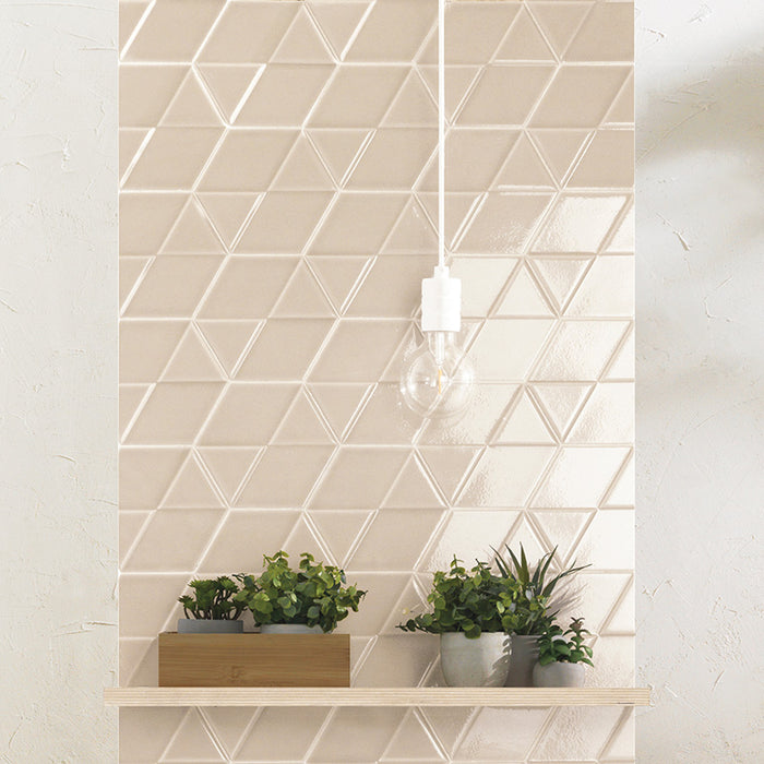 Dettaglio piastrella da rivestimento in formato esagonale Lucido 15x18, con decoro geometrico a rilievo, colore Caramel, collezione Outfit di ceramica Settecento