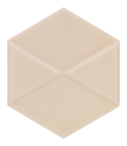 Dettaglio piastrella da rivestimento in formato esagonale Lucido 15x18, con decoro geometrico a rilievo, colore Caramel, collezione Outfit di ceramica Settecento