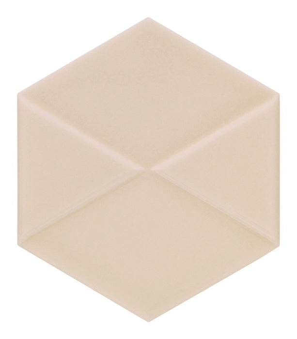 Dettaglio piastrella da rivestimento in formato esagonale Lucido 15x18, con decoro geometrico a rilievo, colore Caramel, collezione Outfit di ceramica Settecento