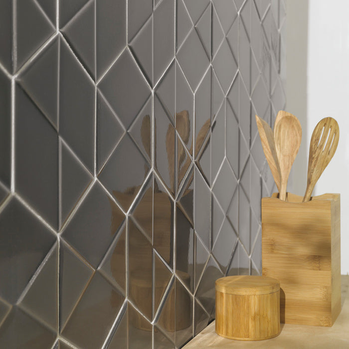 Dettaglio piastrella da rivestimento in formato esagonale Lucido 15x18, con decoro geometrico a rilievo, colore Charcoal, collezione Outfit di ceramica Settecento