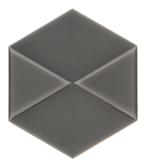 Dettaglio piastrella da rivestimento in formato esagonale Lucido 15x18, con decoro geometrico a rilievo, colore Charcoal, collezione Outfit di ceramica Settecento