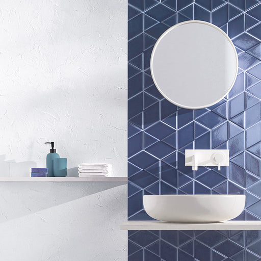 Dettaglio piastrella da rivestimento in formato esagonale Lucido 15x18, con decoro geometrico a rilievo, colore Denim, collezione Outfit di ceramica Settecento