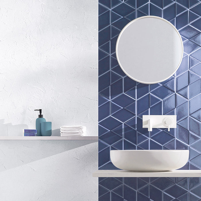 Dettaglio piastrella da rivestimento in formato esagonale Lucido 15x18, con decoro geometrico a rilievo, colore Denim, collezione Outfit di ceramica Settecento