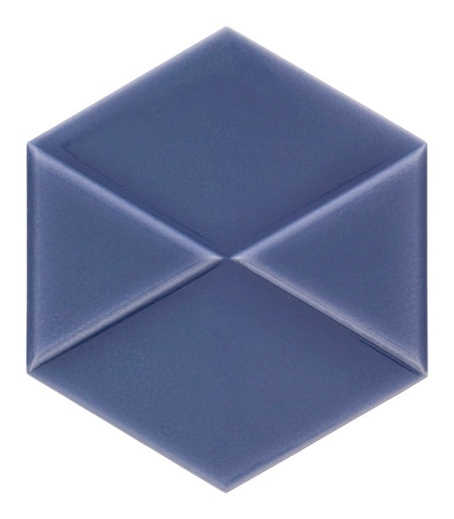 Dettaglio piastrella da rivestimento in formato esagonale Lucido 15x18, con decoro geometrico a rilievo, colore Denim, collezione Outfit di ceramica Settecento