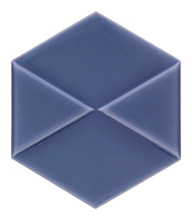 Dettaglio piastrella da rivestimento in formato esagonale Lucido 15x18, con decoro geometrico a rilievo, colore Denim, collezione Outfit di ceramica Settecento