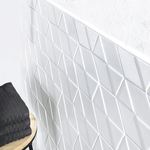 Dettaglio piastrella da rivestimento in formato esagonale opaco 15x18, con decoro geometrico a rilievo, colore Matt White, collezione Outfit di ceramica Settecento