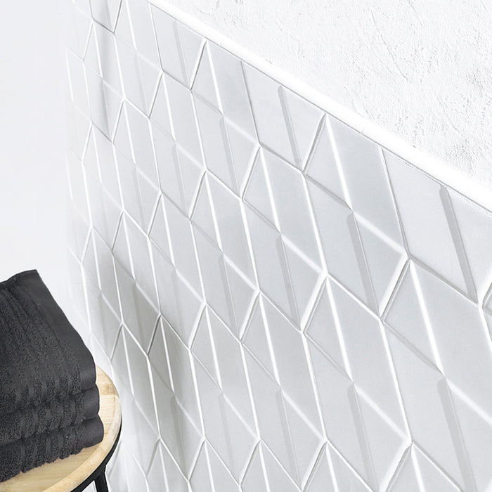 Dettaglio piastrella da rivestimento in formato esagonale opaco 15x18, con decoro geometrico a rilievo, colore Matt White, collezione Outfit di ceramica Settecento