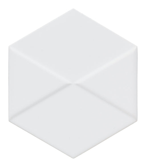 Dettaglio piastrella da rivestimento in formato esagonale opaco 15x18, con decoro geometrico a rilievo, colore Matt White, collezione Outfit di ceramica Settecento