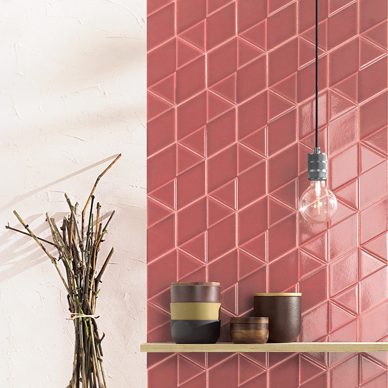 Dettaglio piastrella da rivestimento in formato esagonale Lucido 15x18, con decoro geometrico a rilievo, colore Scarlet, collezione Outfit di ceramica Settecento