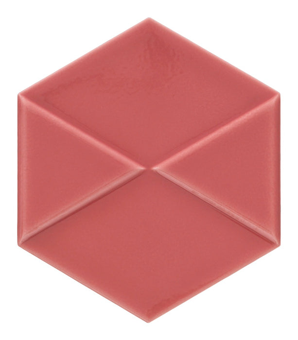 Dettaglio piastrella da rivestimento in formato esagonale Lucido 15x18, con decoro geometrico a rilievo, colore Scarlet, collezione Outfit di ceramica Settecento