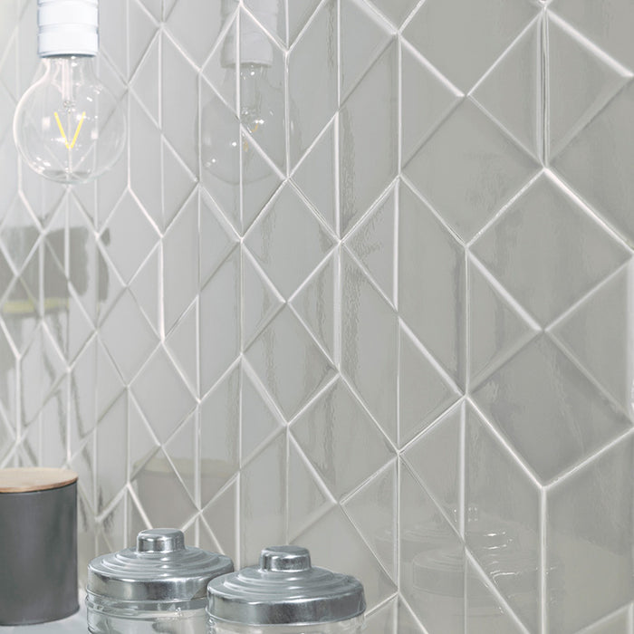 Dettaglio piastrella da rivestimento in formato esagonale Lucido 15x18, con decoro geometrico a rilievo, colore Smoke, collezione Outfit di ceramica Settecento