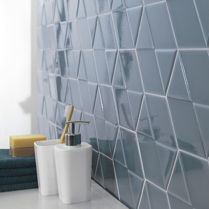 Dettaglio piastrella da rivestimento in formato esagonale Lucido 15x18, con decoro geometrico a rilievo, colore Storm, collezione Outfit di ceramica Settecento