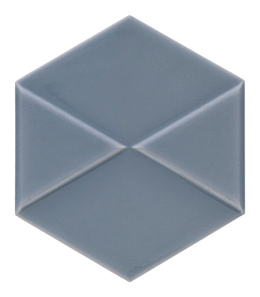 Dettaglio piastrella da rivestimento in formato esagonale Lucido 15x18, con decoro geometrico a rilievo, colore Storm, collezione Outfit di ceramica Settecento