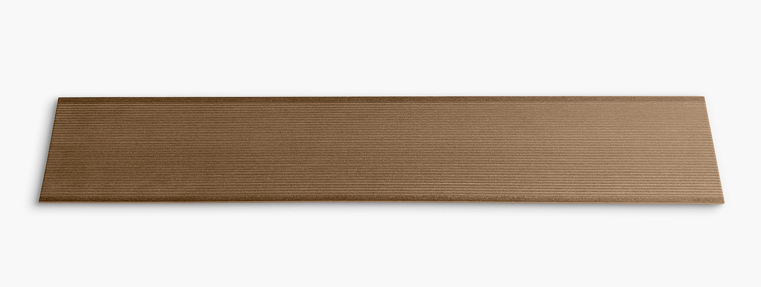 Dettaglio piastrella in gres porcellanato effetto legno scanalato. Serie Outside di Savoia Italia, colore Teck formato 20X120. Pavimento da esterno