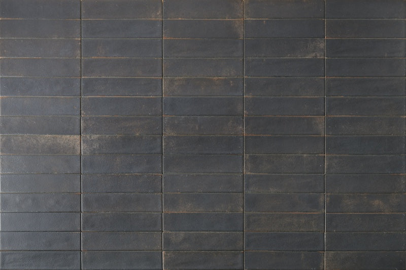 Dettaglio piastrella con rivestimento in gres porcellanato effetto mattoncino opaco 6x25 cm della collezione Noho, colore Black di Ceramica Rondine