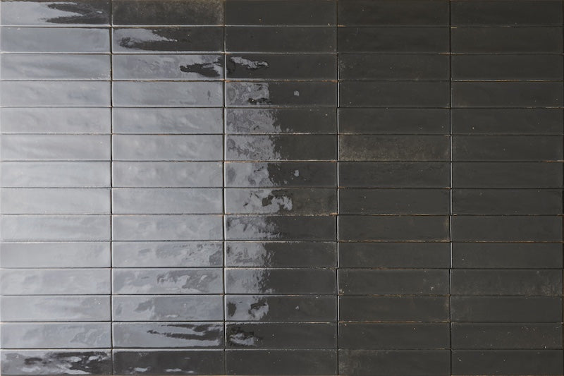 Dettaglio piastrella con rivestimento in gres porcellanato effetto mattoncino lucido 6x25 cm della collezione Soho, colore Black di Ceramica Rondine