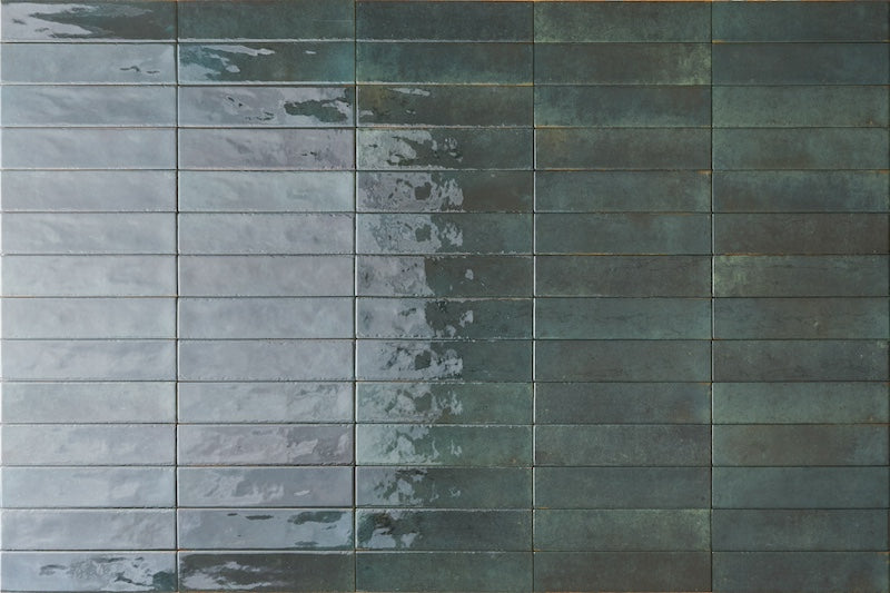 Dettaglio piastrella con rivestimento in gres porcellanato effetto mattoncino lucido 6x25 cm della collezione Soho, colore Emerald di Ceramica Rondine