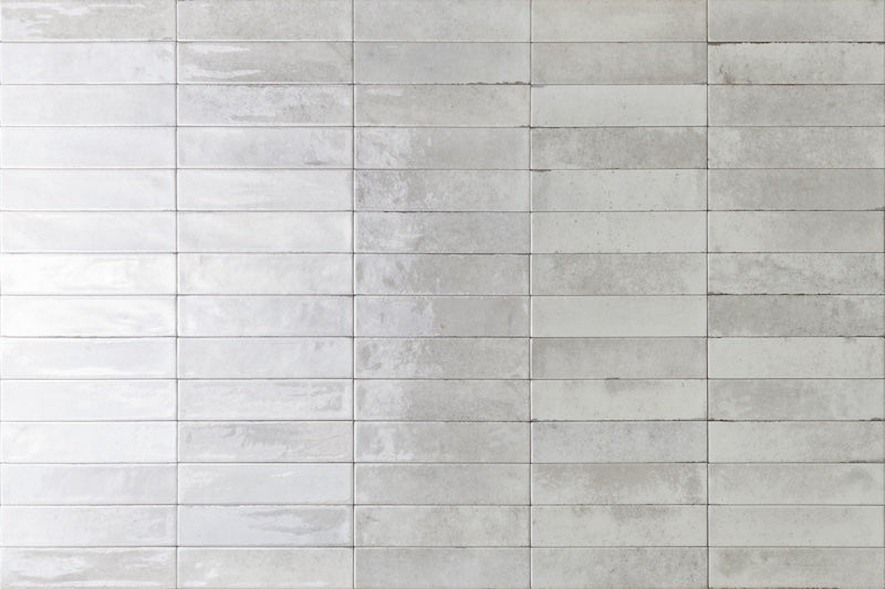 Dettaglio piastrella con rivestimento in gres porcellanato effetto mattoncino lucido 6x25 cm della collezione Soho, colore Light Grey di Ceramica Rondine