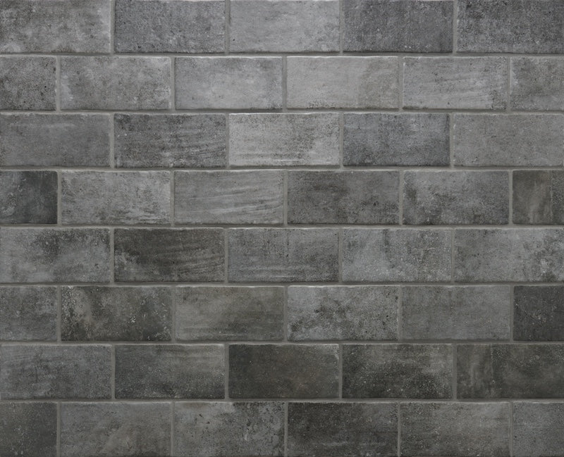 Dettaglio piastrella per pavimento e rivestimento in gres porcellanato effetto cotto opaco 13x25 cm della collezione Recovery Stone, colore Grey di Ceramica Rondine