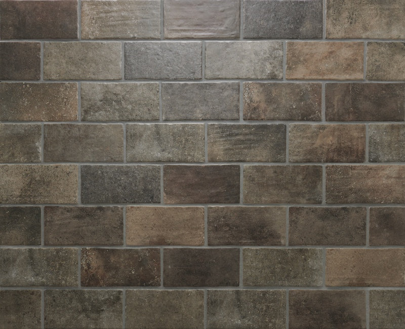 Dettaglio piastrella per pavimento e rivestimento in gres porcellanato effetto cotto opaco 13x25 cm della collezione Recovery Stone, colore Old Brown di Ceramica Rondine