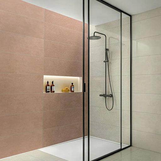 Doccia moderna walk in con rivestimento bagno in bicottura pasta bianca effetto tinta unita della collezione Pictura di Idea Ceramica, formato 33x100 cm, colore Argilla