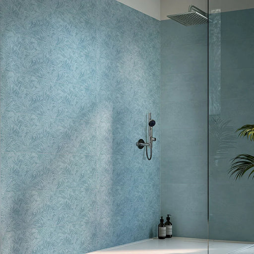 Rivestimento bagno in bicottura pasta bianca foliage tono su tono della collezione Pictura di Idea Ceramica, formato 33x100 cm, colore Felce Petrolio