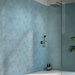 Rivestimento bagno in bicottura pasta bianca foliage tono su tono della collezione Pictura di Idea Ceramica, formato 33x100 cm, colore Felce Petrolio