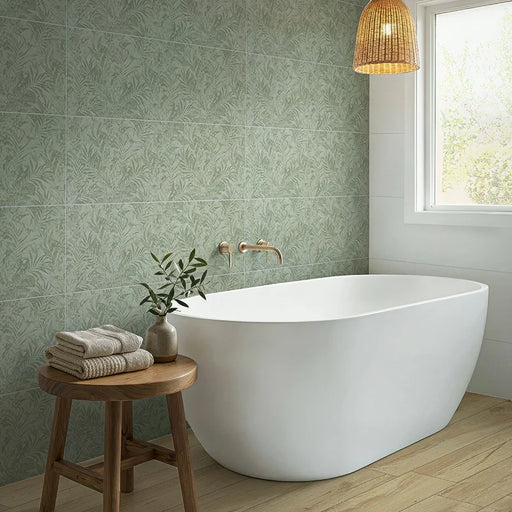bagno moderno con vasca bianca e rivestimento in bicottura pasta bianca foliage tono su tono della collezione Pictura di Idea Ceramica, formato 33x100 cm, colore Felce Salvia