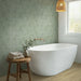 bagno moderno con vasca bianca e rivestimento in bicottura pasta bianca foliage tono su tono della collezione Pictura di Idea Ceramica, formato 33x100 cm, colore Felce Salvia