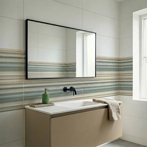 Rivestimento bagno in bicottura pasta bianca rigato della collezione Pictura di Idea Ceramica, formato 33x100 cm, colore Mavrica Verde