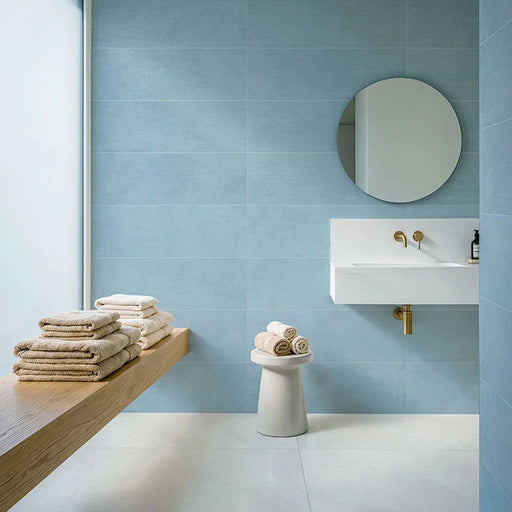 Rivestimento bagno in bicottura pasta bianca effetto tinta unita della collezione Pictura di Idea Ceramica, formato 33x100 cm, colore Petrolio