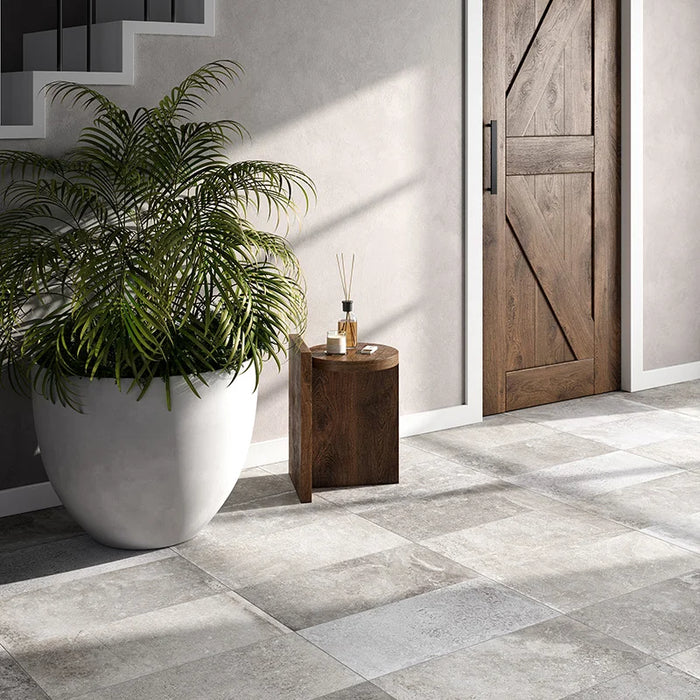 Dettaglio pavimento in gres porcellanato effetto pietra vissuta della collezione Provence di Ceramica Rondine, formato 30x60 cm, colore Grey