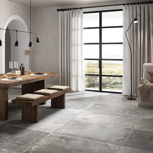 Villa moderna in campagna con pavimento in gres porcellanato effetto pietra vissuto della collezione Provence di Ceramica Rondine, formato 60x120 cm, colore Grey