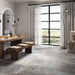 Villa moderna in campagna con pavimento in gres porcellanato effetto pietra vissuto della collezione Provence di Ceramica Rondine, formato 60x120 cm, colore Grey