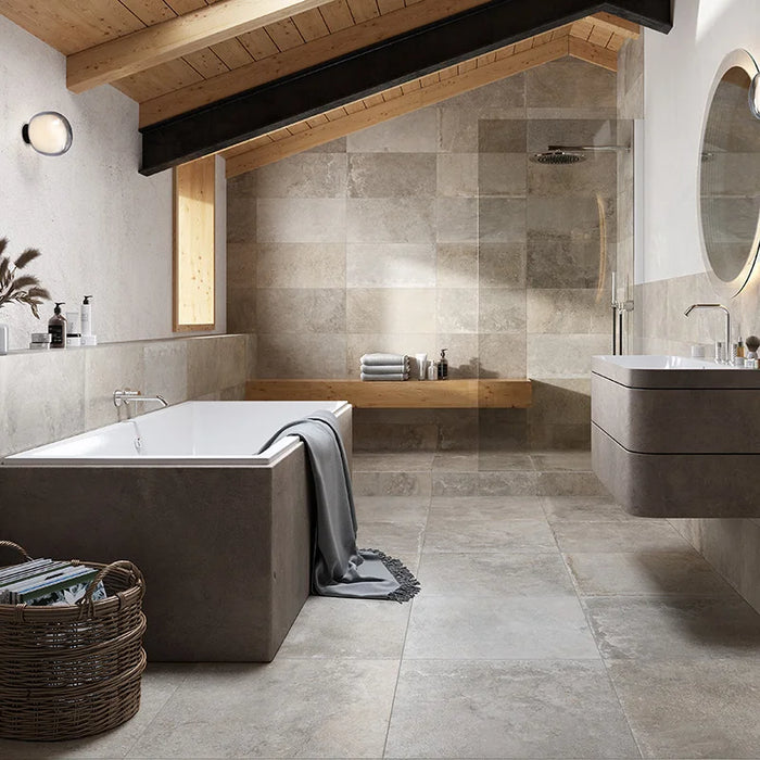 Bagno moderno con rivestimento in gres porcellanato effetto pietra vissuta della collezione Provence di Ceramica Rondine, formato 30x60 cm, colore Light Grey
