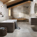 Bagno moderno con rivestimento in gres porcellanato effetto pietra vissuta della collezione Provence di Ceramica Rondine, formato 30x60 cm, colore Light Grey