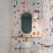 Bagno moderno con rivestimento in gres ultrasottile effetto carta da parati, opaco, della collezione Paper41 Pro di 41zero42, 50x100 cm, Decoro astratto Zoe