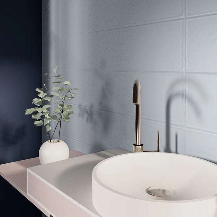 Bagno moderno con rivestimento in pasta bianca effetto tinta unita della collezione Pastel di Savoia Italia, formato 20x60 cm, colore Denim Matt