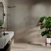 Bagno moderno con rivestimento in pasta bianca effetto tinta unita della collezione Pastel di Savoia Italia, formato 20x60 cm, colore Greige Matt
