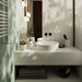 Bagno moderno con rivestimento in pasta bianca effetto tinta unita della collezione Pastel di Savoia Italia, formato 20x60 cm, colore Verde Matt