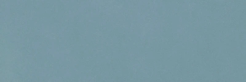 Dettaglio piastrella per pavimento e rivestimento in gres porcellanato effetto tinta unita opaco della collezione Pastelli di Alfalux, formato 30x90, colore Denim